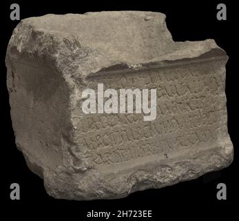 Inscription romaine dédiée.Origine inconnue.Il a été trouvé sous une statue donnant sur le pont près de la vieille porte de la Citadelle.Deuxième moitié du 2ème siècle après J.-C.'Marcius Marcianus à ses frais en l'honneur de son meilleur ami et cher Cestius Gallus de la tribu Pomptine et fils de Lucius, et en l'honneur de Varenianus Lutatius Natalis Aemilianus, patron de la Municipalité'.Musée d'archéologie de Gozo.Cittadella de Victoria.Gozo, Malte. Banque D'Images