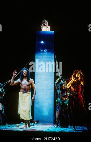 Dionysus et Agave mènent Penthée à sa mort - l-r: Joe Dixon (Dionysus), Peter Sullivan (Pentheus), Veronica Duffy (Agave) dans LES BACCHAE présenté par Opera Factory au Queen Elizabeth Hall (QEH), Londres SE1 02/09/1993 musique: Iannis Xenakis texte: C K Williams après la conception d'Eurok: Nicholas Kipides:David Roger éclairage: Christopher Toulmin réalisateur: David Freeman Banque D'Images