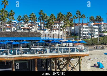 San Clemente, CA, États-Unis – 13 novembre 2021 : vue sur les repas en plein air au Fisherman's Restaurant and Bar avec des bâtiments blancs à San Clemente, Californie Banque D'Images