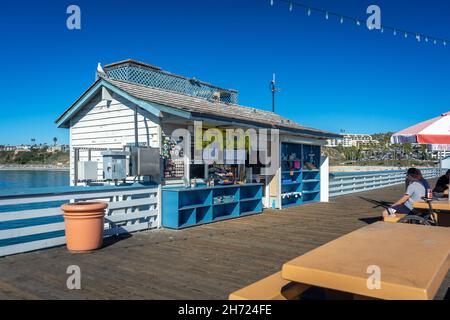 San Clemente, CA, États-Unis – 13 novembre 2021 : extérieur du Pier Grill & Tackle, une cabane à snacks sur le San Clemente Pier dans le comté d'Orange, Californie. Banque D'Images