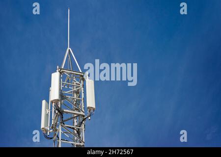 Antennes de téléphone cellulaire sans fil de télécommunications tour. émetteurs internet haute vitesse 5g. Banque D'Images