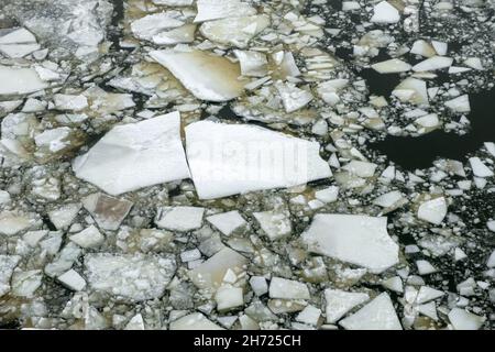 La glace fond sur la rivière.Fissure de glace.Vue aérienne.Matin brumeux de printemps. Banque D'Images