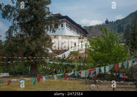 Drapeaux de prière bahuddhistes en face du Paro Rinchen Pung ou Rinpung Dzong, construit environ 1645 A.D. à Paro, Bhoutan. Banque D'Images