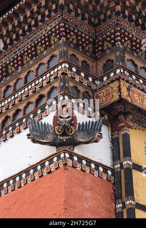 Une statue de Garuda au coin d'un bâtiment dans le Thimphu Dzong, Thimphu, Bhoutan. Banque D'Images