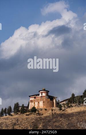 Le Ta Dzong ou tour de guet a été construit vers 1649 A.D., surplombant le Rinpung Dzong à Paro, au Bhoutan. Banque D'Images