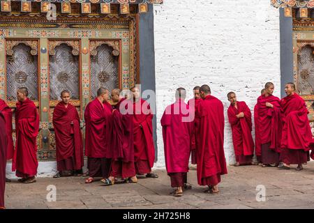 Un groupe de moines bouddhistes dans un dochey ou une cour dans le Punakha Dzong à Punakha, Bhoutan. Banque D'Images