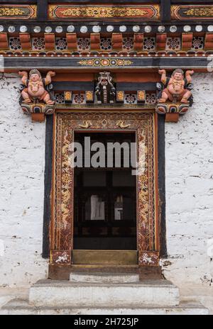 Une porte décorée de façon ornée dans le Thimphu Dzong à Thimphu, au Bhoutan. Banque D'Images