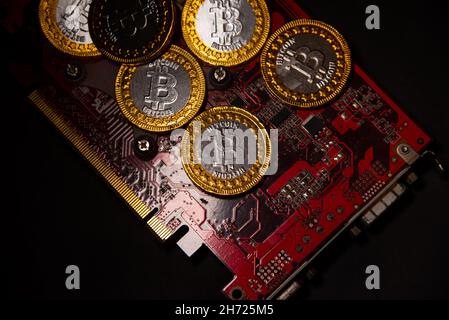 Pièce de monnaie Bitcoin sur fond de carte vidéo rouge.Crypto-monnaie, monnaie virtuelle.Technologie blockchain, concept d'extraction bitcoin Banque D'Images