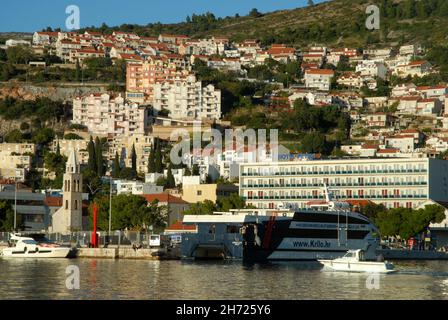 Bateaux, navires et yachts amarrés dans le port de Luka Gruz, Dubrovnik, Croatie. Banque D'Images