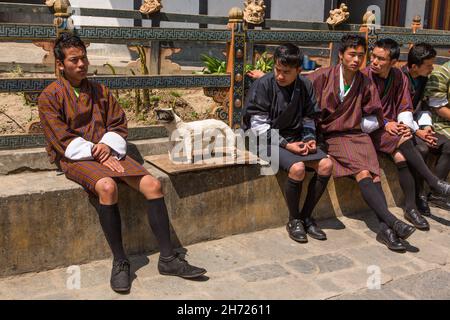 Les étudiants bhoutanais de l'art traditionnel gho prennent une pause entre les classes de leur école d'art à Thimphu, Bhoutan. Banque D'Images