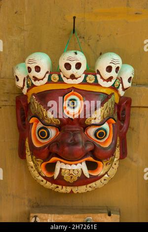 Un masque en bois bhoutanais symbolique, appelé localement un bhaap, représentant les Dayani Spirits ou les aspects jeunes de Bouddha. Banque D'Images