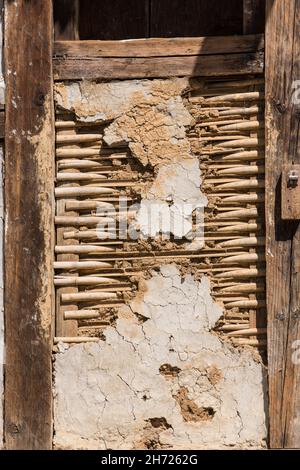 Détail de la construction d'une ancienne ferme dans le village de Hongtsho, Bhoutan. Banque D'Images