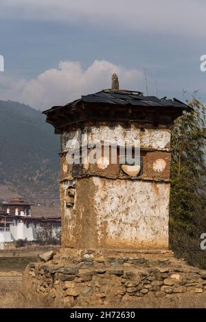 Un chorten bouddhiste à strrires rouges ou khangzang près du Punakha Dzong à Punakha, au Bhoutan. Banque D'Images