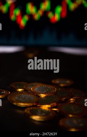 Pièce d'or de Bitcoin et l'arrière-plan du graphique de flou artistique. Concept cryptocurrency virtuel. Banque D'Images