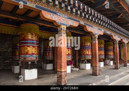 Roues de prière bouddhistes géantes au Chorten du Mémorial national de Thimphu, Bhoutan. Banque D'Images