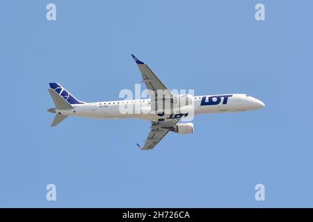 LOT (est le porte-drapeau de la Pologne), Embraer E195LR Banque D'Images