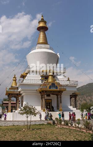 Les fidèles bouddhistes contournent les ambulances autour de la stupa de style tibétain du chorten commémoratif national à Thimphu, au Bhoutan. Banque D'Images