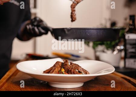 Assiette de viande de bœuf et de légumes.Haricots verts de maïs frits.Cuisine sur une assiette blanche au restaurant. Banque D'Images