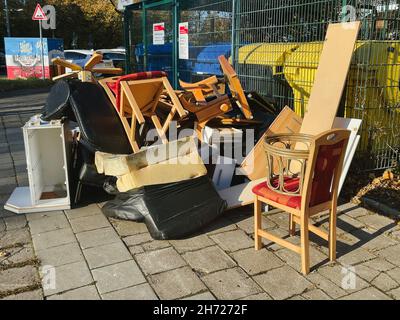 ROSTOCK, ALLEMAGNE - 24 octobre 2021 : les déchets volumineux en attente de collecte.Rostock, Allemagne. Banque D'Images