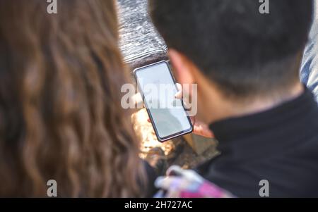 Femme et homme regarde le téléphone mobile depuis la vue du haut de l'angle supérieur.Vide l'espace à l'écran pour insérer le modèle ou le texte Banque D'Images