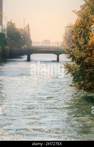 Munich, pont Bosch sur la rivière Isar, vue automnale par une journée ensoleillée Banque D'Images