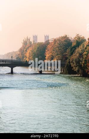 Munich, pont Bosch sur la rivière Isar avec les tours de l'église St Maximilian, vue automnale par une journée ensoleillée de brouillard Banque D'Images