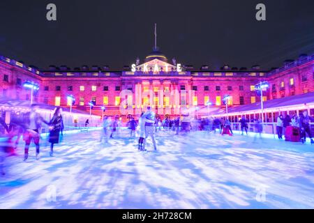 Londres, Royaume-Uni.19 novembre 2021.Les gens apprécient le patinage sur glace dans la cour des bâtiments historiques de Somerset House.La patinoire DU SOMERSET House, magnifiquement illuminée du centre de Londres, accueille une fois de plus les visiteurs à patiner et à socialiser dans sa patinoire et ses bars intérieurs/extérieurs de cette semaine.Credit: Imagetraceur/Alamy Live News Banque D'Images