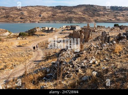 Foinikas (turc : Finike) a abandonné le village turc dans la vallée de Xéropotamos, à côté du réservoir d'Asprokremmos.District de Paphos, République de Chypre. Banque D'Images