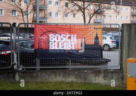 Bannière an Zaun: „Bosch Bleibt Zusammen.Für Alle.Für uns.“.AM 19.Novembre 2021 demonstrierten hunderte Teilnehmer*innen gegen die Schließung des Bosch Werks à München.Erwerb und Verbände an und Verbände mit und Verkauf von und Verkauf von Rechten.* bannière sur la clôture: 'Bosch reste ensemble.Pour tout le monde.Pour nous.'.Le 19 novembre 2021, des centaines de participants ont manifesté contre la fermeture de l'usine Bosch à Munich.Pour cela, des associations ont voyagé de toute l'Allemagne et se sont rassemblées devant l'usine.(Photo par Alexander Pohl/Sipa USA) crédit: SIPA USA/Alay Live News Banque D'Images