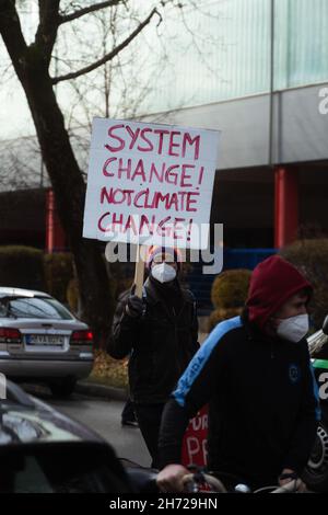 Teilnehmer*in mit Schild: „Systemveränderung!Nicht Klimawandel!“.AM 19.Novembre 2021 demonstrierten hunderte Teilnehmer*innen gegen die Schließung des Bosch Werks à München.Erwerb und Verbände an und Verbände mit und Verkauf von und Verkauf von Rechten.* participant avec un signe: „changement de système!Pas le changement climatique!“ le 19 novembre 2021, des centaines de participants ont manifesté contre la fermeture de l'usine Bosch à Munich.Pour cela, des associations ont voyagé de toute l'Allemagne et se sont rassemblées devant l'usine.(Photo par Alexander Pohl/Sipa USA) Banque D'Images