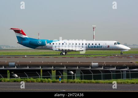 Paris, France - 24 avril 2015 : avion passager Luxair à l'aéroport.Planifier un voyage en avion.Aviation et aéronefs.Transport aérien.International tra Banque D'Images