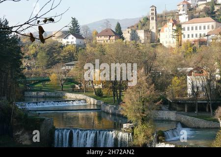 Cascade de Pliva à Jajce et la vieille ville (Bosnie-Herzégovine) Banque D'Images