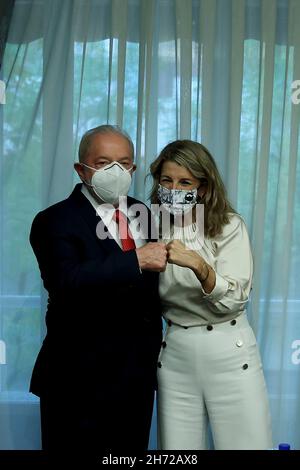 Madrid, espagnol.19 novembre 2021.Madrid Espagne; 11.19.2021.- Lula da Siva, ancien président du Brésil et Yolanda Díaz, ministre espagnol à Madrid.Le deuxième vice-président et ministre du travail et de l'économie sociale du gouvernement espagnol Yolanda Díaz, rencontre l'ancien président du Brésil Luiz Inácio Lula da Silva.Crédit : Juan Carlos Rojas/dpa/Alay Live News Banque D'Images