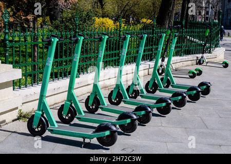 Bucarest, Roumanie, 10 avril 2021: Location de scooters électriques Bolt à l'aide d'une application mobile dédiée, disponible pour les citoyens et les touristes dans le Banque D'Images