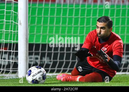 ALMERE, PAYS-BAS - NOVEMBRE 19: Le gardien de but Agil Etemadi d'Almere City FC s'échauffe pendant le match néerlandais Keuken Kampioen Divisiie entre Almere City FC et MVV Maastricht à Yanmar Stadion le 19 novembre 2021 à Almere, pays-Bas (photo de Patrick Goosen/Orange Pictures) crédit: Orange pics BV/Alay Live News Banque D'Images