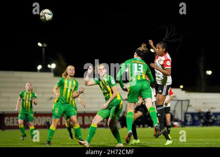 ROTTERDAM, PAYS-BAS - NOVEMBRE 19: Celainy Obispo de Feyenoord pendant le match Pure Energie Eredivisie Vrouwen entre Feyenoord Rotterdam Vrouwen 1 et ADO Den Haag Vrouwen 1 à Nieuw Varkenoord le 19 novembre 2021 à Rotterdam, pays-Bas (photo de Yannick Verhoeven/Orange Pictures) crédit: Orange Pavics/BV Banque D'Images