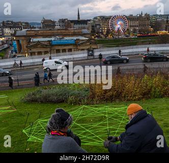 Édimbourg, Écosse, Royaume-Uni, 19 novembre 2021.Lumières de Noël : le centre-ville est éclairé par des lumières de saison festives et la construction d'étoiles fluorescentes sur le Mound fait partie des préparatifs de Noël Banque D'Images