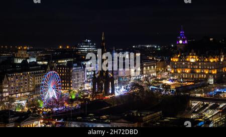 Édimbourg, Écosse, Royaume-Uni, 19 novembre 2021.Lumières de Noël : le centre-ville est éclairé par des lumières de saison festives et la grande roue dans les jardins de Princes Street Banque D'Images