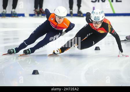 Stavanger, Norvège.19 novembre 2021.DEBRECEN, HONGRIE - NOVEMBRE 19: Selma Poutsma des pays-Bas, Chunyu de Chine en compétition lors de la coupe du monde de l'UIP patinage de vitesse sur piste courte à Foix Arena le 19 novembre 2021 à Debrecen, Hongrie (photo d'Istvan Derencsenyi/Orange Pictures) crédit: Orange pics BV/Alay Live News Banque D'Images