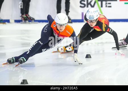 Stavanger, Norvège.19 novembre 2021.DEBRECEN, HONGRIE - NOVEMBRE 19: Selma Poutsma des pays-Bas, Chunyu de Chine en compétition lors de la coupe du monde de l'UIP patinage de vitesse sur piste courte à Foix Arena le 19 novembre 2021 à Debrecen, Hongrie (photo d'Istvan Derencsenyi/Orange Pictures) crédit: Orange pics BV/Alay Live News Banque D'Images