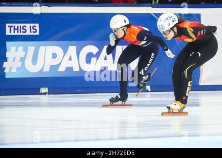 Stavanger, Norvège.19 novembre 2021.DEBRECEN, HONGRIE - NOVEMBRE 19: Selma Poutsma des pays-Bas, Chunyu de Chine en compétition lors de la coupe du monde de l'UIP patinage de vitesse sur piste courte à Foix Arena le 19 novembre 2021 à Debrecen, Hongrie (photo d'Istvan Derencsenyi/Orange Pictures) crédit: Orange pics BV/Alay Live News Banque D'Images