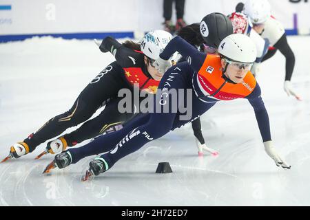 Stavanger, Norvège.19 novembre 2021.DEBRECEN, HONGRIE - NOVEMBRE 19: Selma Poutsma des pays-Bas, Chunyu de Chine en compétition lors de la coupe du monde de l'UIP patinage de vitesse sur piste courte à Foix Arena le 19 novembre 2021 à Debrecen, Hongrie (photo d'Istvan Derencsenyi/Orange Pictures) crédit: Orange pics BV/Alay Live News Banque D'Images