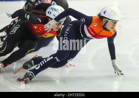 Stavanger, Norvège.19 novembre 2021.DEBRECEN, HONGRIE - NOVEMBRE 19: Selma Poutsma des pays-Bas, Chunyu de Chine en compétition lors de la coupe du monde de l'UIP patinage de vitesse sur piste courte à Foix Arena le 19 novembre 2021 à Debrecen, Hongrie (photo d'Istvan Derencsenyi/Orange Pictures) crédit: Orange pics BV/Alay Live News Banque D'Images