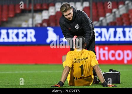 ALMERE, PAYS-BAS - NOVEMBRE 19 : gardien de but Agil Etemadi du FC de la ville d'Almere blessé lors du match néerlandais Keuken Kampioen Divisiie entre le FC de la ville d'Almere et MVV Maastricht à Yanmar Stadion le 19 novembre 2021 à Almere, pays-Bas (photo de Patrick Goosen/Orange Pictures) crédit: Orange pics BV/Alay Live News Banque D'Images