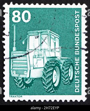 ALLEMAGNE - VERS 1975: Un timbre imprimé en Allemagne montre tracteur, vers 1975 Banque D'Images