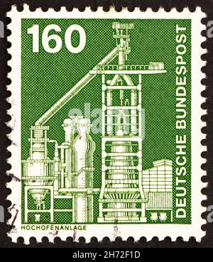 ALLEMAGNE - VERS 1975: Un timbre imprimé en Allemagne montre Blast Furnace, vers 1975 Banque D'Images