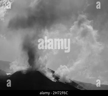 Volcan expulsant des gaz et des cendres, effet noir et blanc, la Palma, îles Canaries, Espagne Banque D'Images