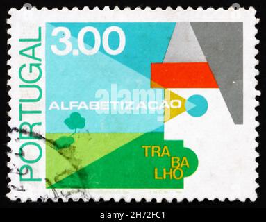 PORTUGAL - VERS 1976: Un timbre imprimé au Portugal montre ferme, lutte contre l'analphabétisme, vers 1976 Banque D'Images
