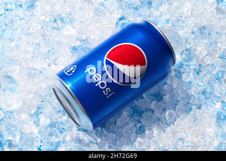 Kiev, Ukraine - 13 novembre 2021.Pepsi peut dans la glace pilée.Concept de rafraîchissement d'été avec boissons non alcoolisées Banque D'Images