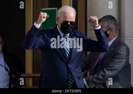 LE président AMÉRICAIN Joe Biden fait des gestes en quittant le centre médical Walter Reed après avoir subi une coloscopie à Bethesda, Maryland, États-Unis.19 novembre 2021.Credit: SIPA USA/Alay Live News Banque D'Images